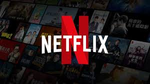 Logotipo da Netflix sobre um painel de filmes e séries, simbolizando como o planejamento estratégico foi essencial para a consolidação da empresa no mercado global de streaming.