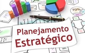 Imagem com gráficos, indicadores e a expressão “Planejamento Estratégico”, representando o uso do planejamento estratégico para análise de dados e tomada de decisão empresarial.