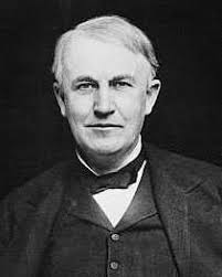 Homem idoso em retrato em preto e branco, vestindo terno e gravata borboleta, com expressão séria, associado ao contexto histórico da pesquisa de mercado e da inovação.