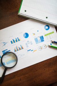 Empresário analisando dados visando uma pesquisa de mercado estratégica para sua empresa.