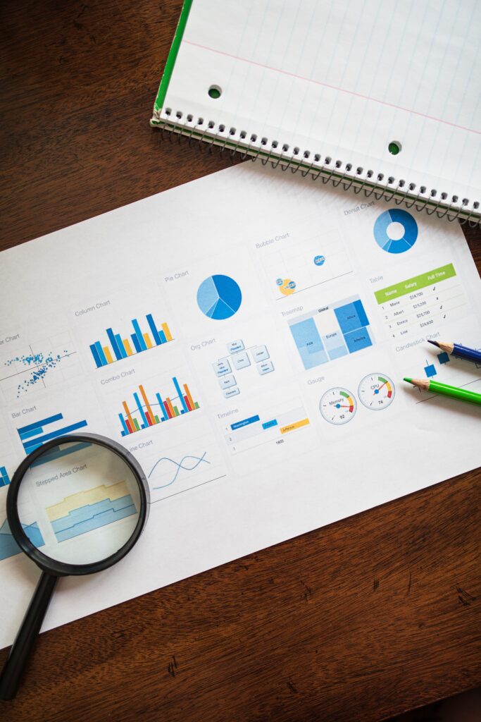 Empresário analisando dados visando uma pesquisa de mercado estratégica para sua empresa.
