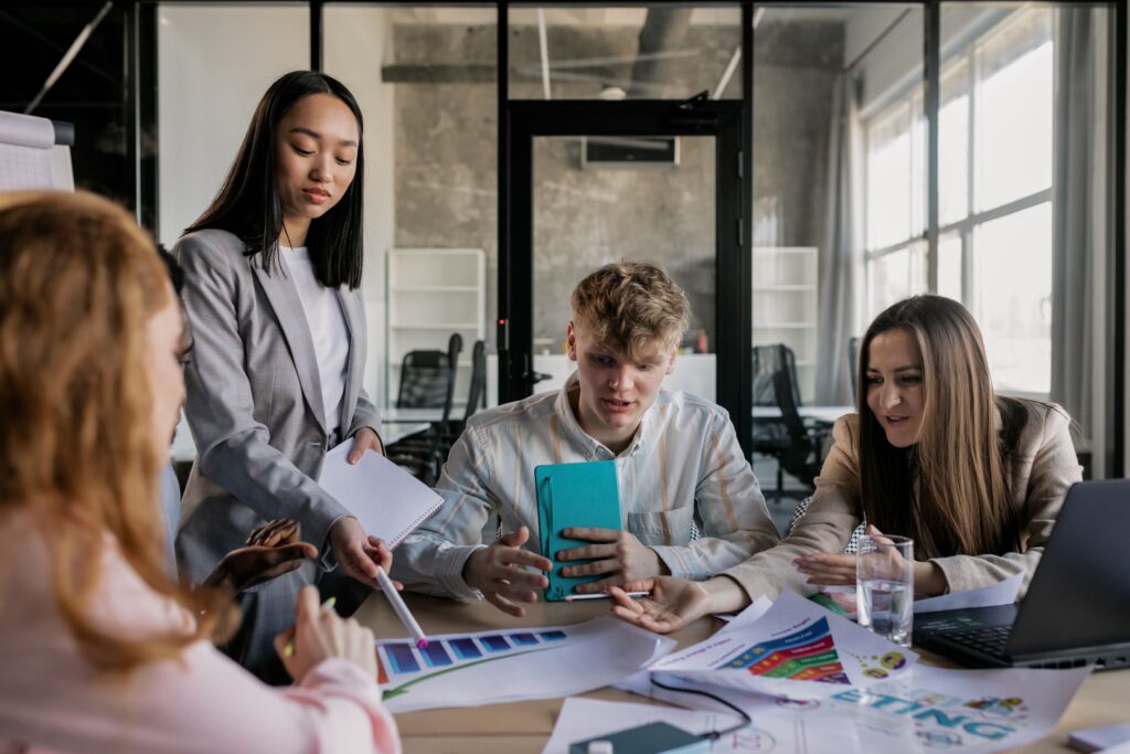 Equipe analisando dados e métricas para estruturar um plano de marketing
